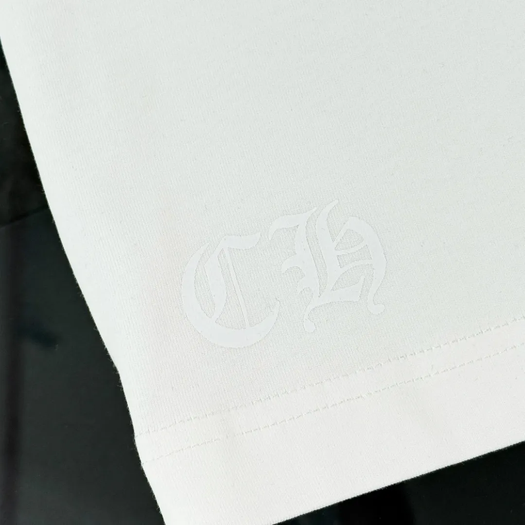 P180 Chrome Hearts Chrome Hearts 25 high version. The fabric is made of 300 grams of high-density pure cotton. It does not deform or shrink. It has three labels. It is the same style for men and women. Technology: digital direct-injection printing. Color: white, black. SIZE: S-XL.